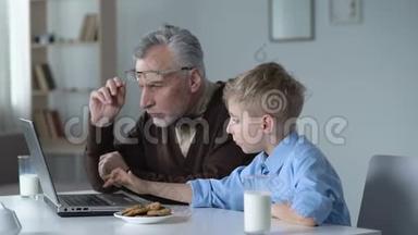小孙子教爷爷如何使用笔记本电脑，学习软件简单